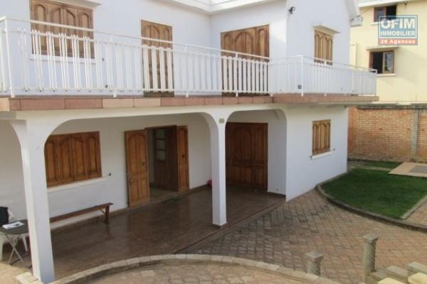 A louer une grande villa F10 à Soavimbahoaka Antananarivo