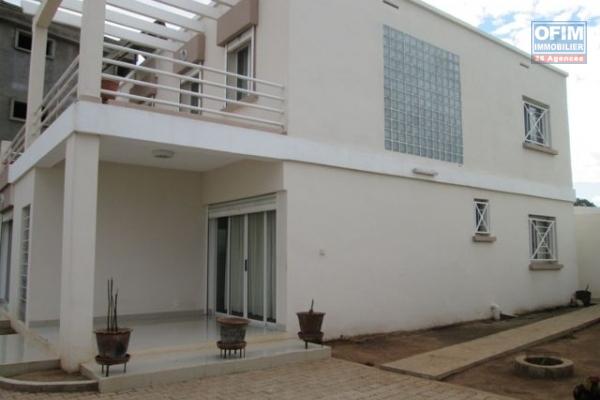 A louer, villa F6 de standing, meublée équipée dans une résidence sécurisé à Ambolokandrina Antananarivo