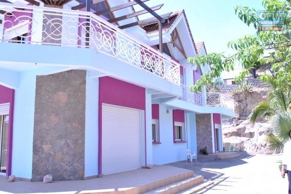A louer un appartement meublé T4 avec piscine dans un quartier calme à Ankerana ( NON DISPONIBLE )