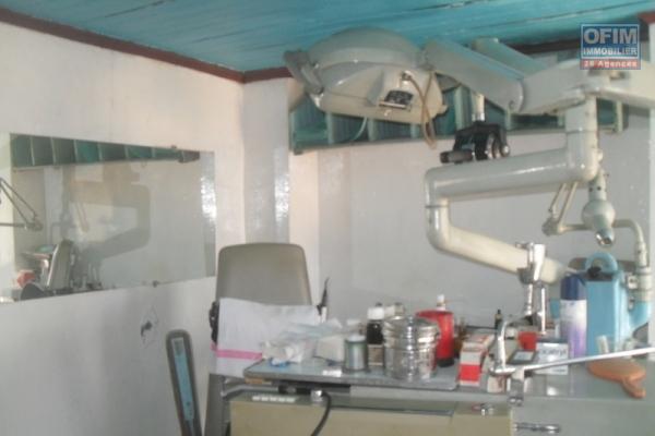 A louer un cabinet dentaire équipé situé à Ambanidia