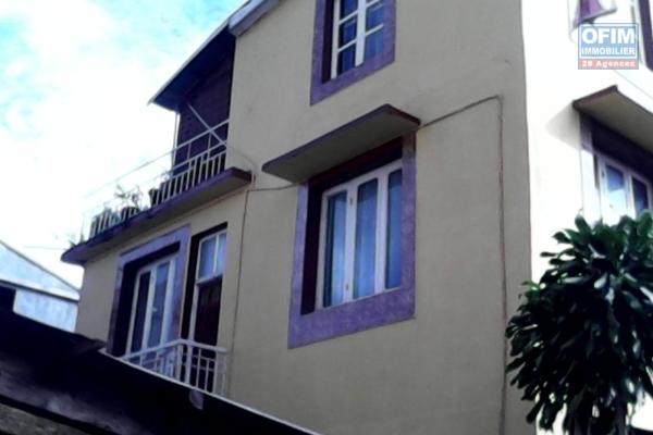  A vendre une maison à 2 étages bien clôturée en centre ville à Mahitsy RN4