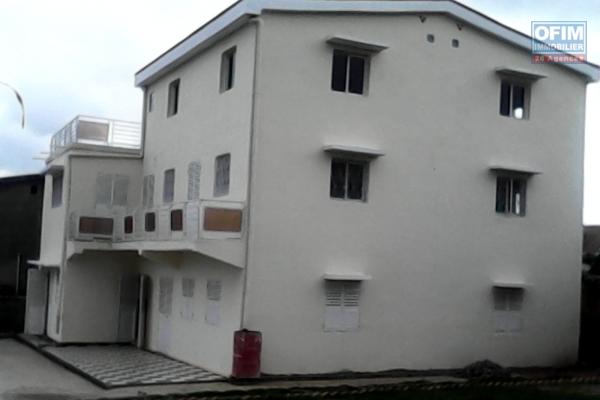 A vendre une grande villa à 2 étages sise à Ambohibao andranoro dans un quartier sécurisé avec grand parking. Contact Mr Jacky 034 02 443 04