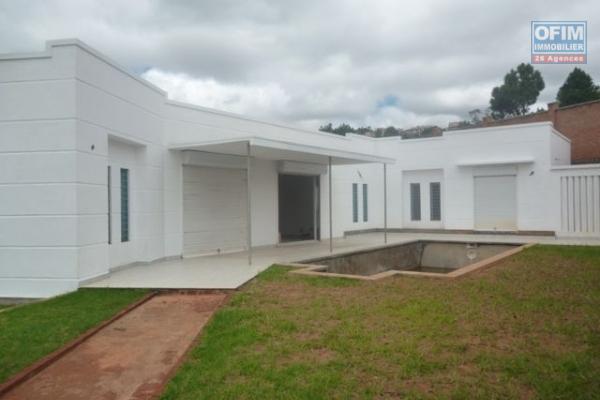 A vendre belle villa avec piscine à Ambatobe Ambohimailala