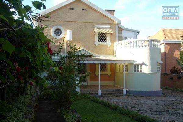  A vendre belle villa à étage F5 de 300 m2 de  surface habitable à Ambohibao