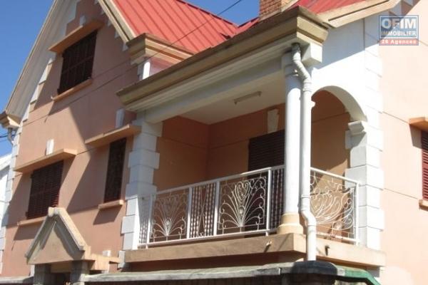 A louer villa F8 à usage mixte sur La Haute Ville avec une très belle vue Tananarive