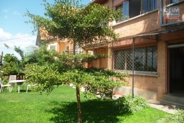 A vendre très belle et grande maison de style traditionnel avec vue panoramique à Ambohipotsy