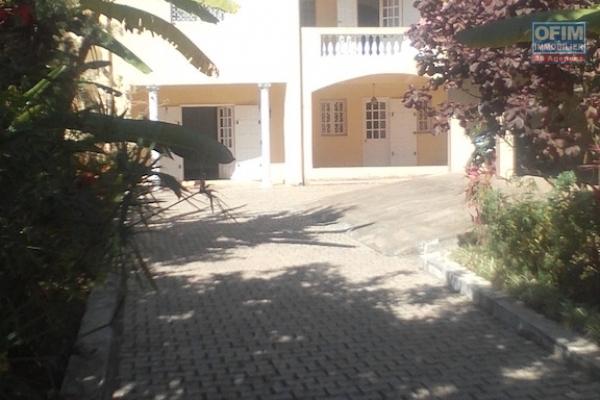 A vendre  Villa à étage F6  à Ambohibao Antehiroka