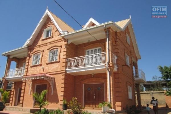  A louer, une villa F7 de style traditionnel dans un quartier résidentiel à Faliarivo Ampitatafika-Antananarivo