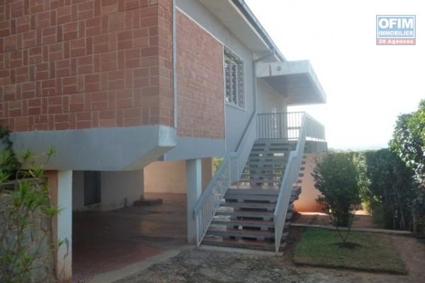 A vendre grande villa de type F4 en bord de route principale à Ambohitsoa Mahazoarivo