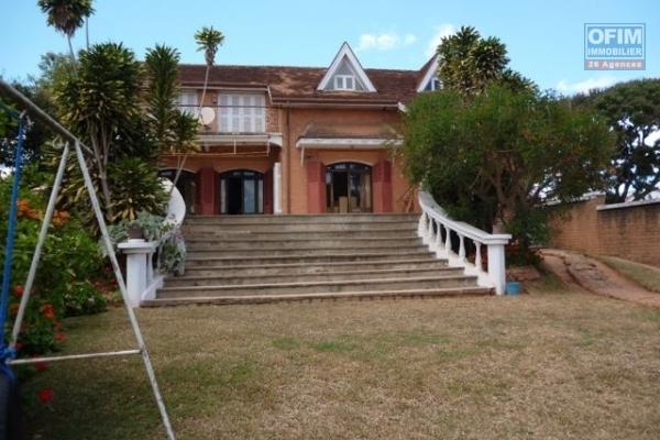 A vendre belle et grande villa de 470 m2 de surface habitable à Ambohinambo Talatamaty