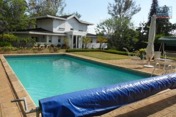 A vendre magnifique villa F5 avec un beau jardin arboré et une piscine