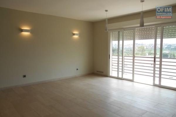 Un appartement T4 au 4ème étage avec piscine à Ankadimbahoaka