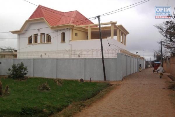 A vendre, une villa F4 à étage sur 373 m2 de terrain à Andoharanofotsy - Antananarivo