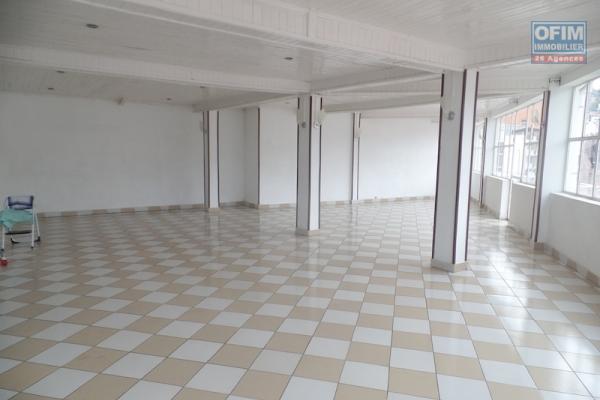 A louer plusieurs box commercial de 10m2 à 120m2 dans un immeuble au centre ville d'analakely