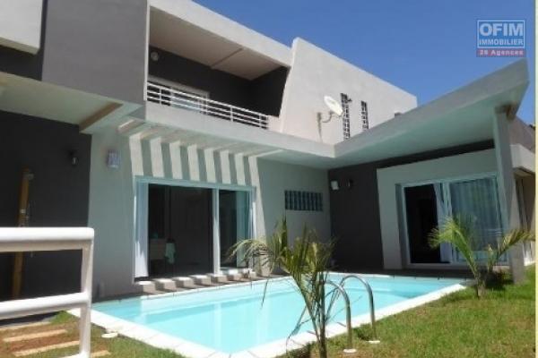 A vendre villa F5 très moderne avec piscine à Betongolo Andrianarivo