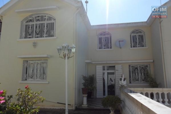 A louer belle villa F6 dans une belle propriété avec beau jardin