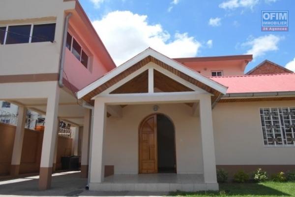 A louer une villa F6 dans une résidence à Antanikatsaka Itaosy