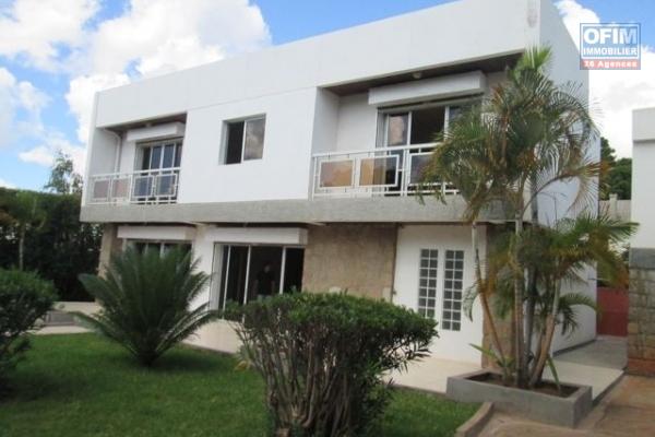 A vendre, exceptionnelle villa f5 avec piscine dans un quartier tres prisé d'ivandry-Antananarivo