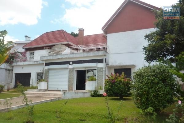A louer une grande villa F6 située à Andohanimandroseza