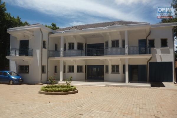 A louer un appartement T5 dans un bâtiment R+1 flambeau neuf situé à Antanetibe Ivato, à 5mn de l'aéroport (NON DISPONIBLE)