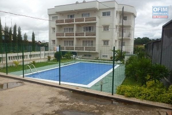 A louer un appartement meublé de type  T3 avec piscine situé à Ambohibao Morondava  dans un immeuble bien sécurisé