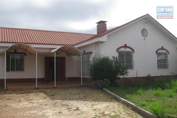 A louer une belle villa basse de type F5 dans un quartier résidentiel près du lycée français d'Ambatobe